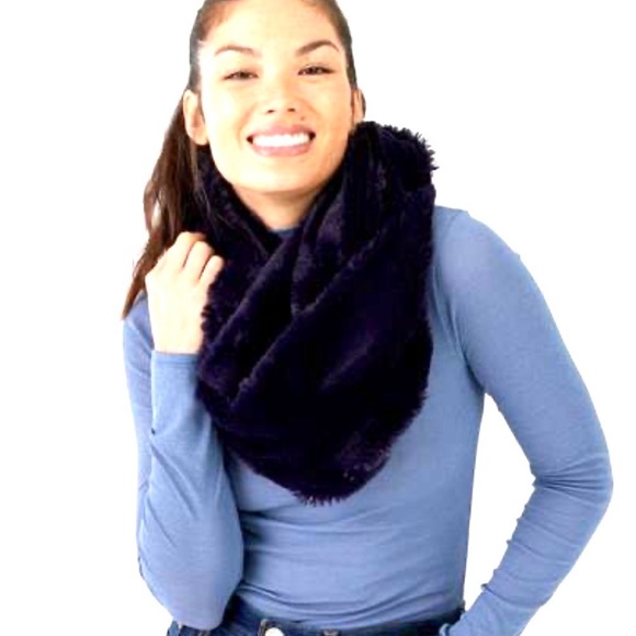 ❄️ NWT The Jetset Diaries Faux Fur Infinity Scarf in Navy ❄️ - Picture 1 of 5